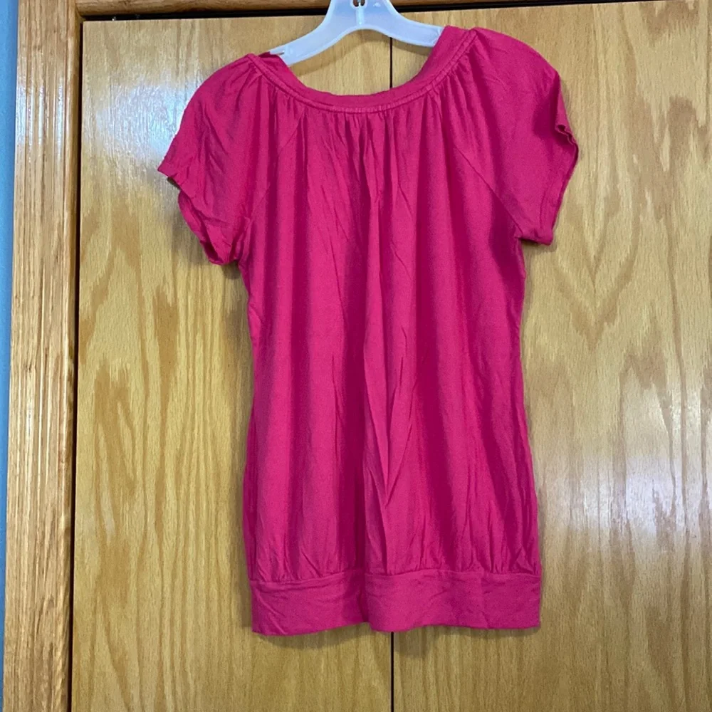 Women’s pink short sleeve v-neck shirt - Picture 4 of 4